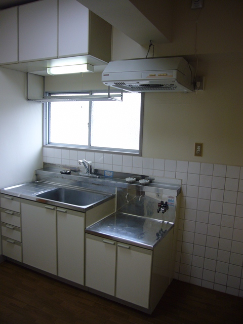 Kitchen. Two-burner gas range corresponding!