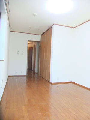 Living and room. The southeast corner room two faces lighting