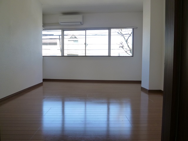 Living and room. Flooring 6.5 Pledge