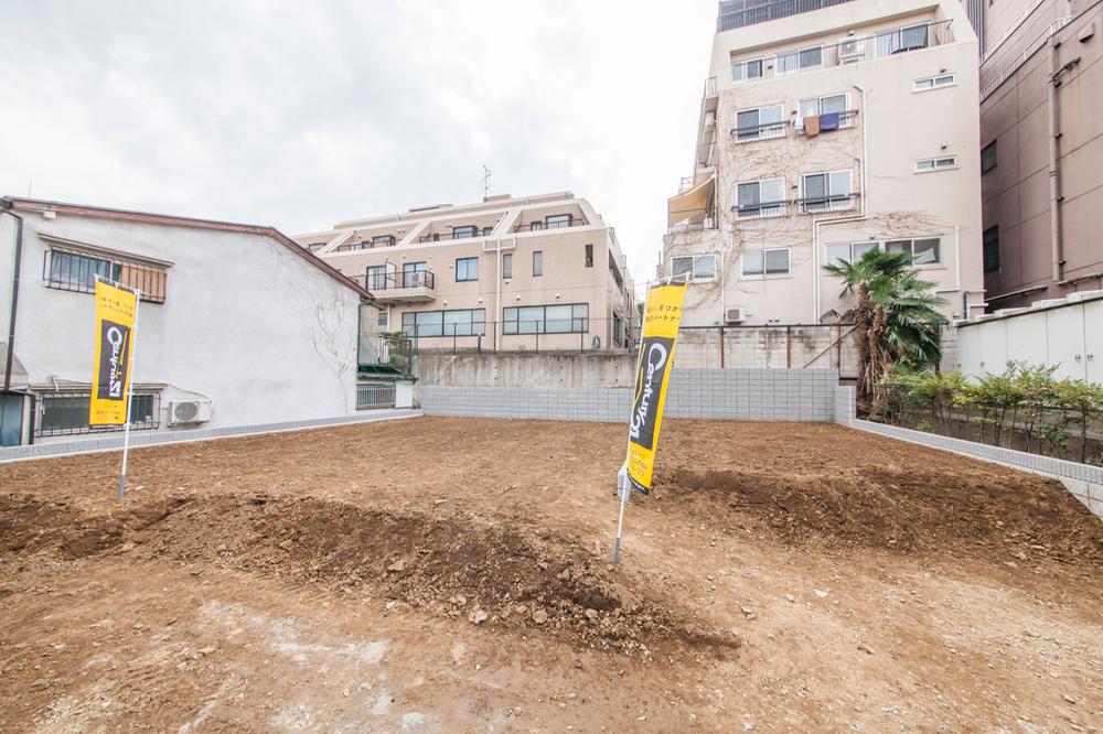 Local photos, including front road. Local (12 May 2013) Shooting