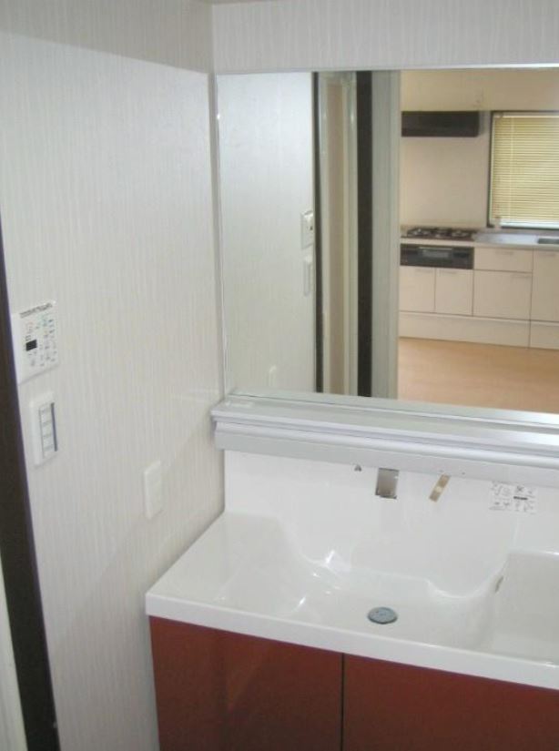 Washroom. Independent wash basin