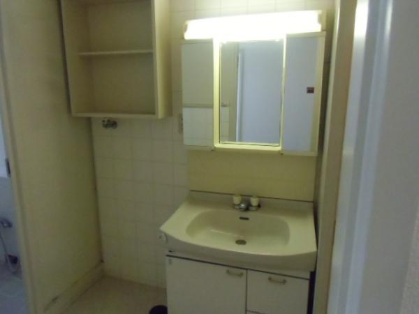 Wash basin, toilet