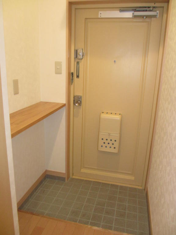 Entrance. Surely good usability, Is the entrance next to the shelf