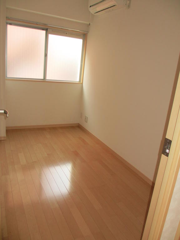 Other room space. 2 Tsunoo front side of the room out of the room (comes with air conditioning)