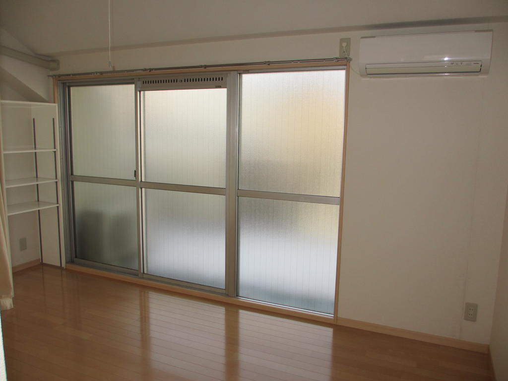 Other room space. The back of the room of one of the two there is room (comes with air conditioning)