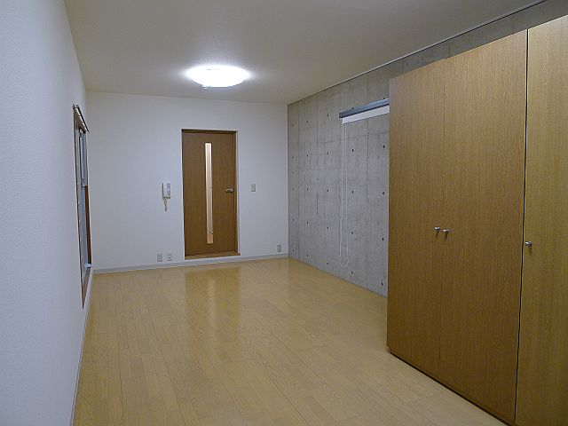 Living and room. Image is the same type 110, Room