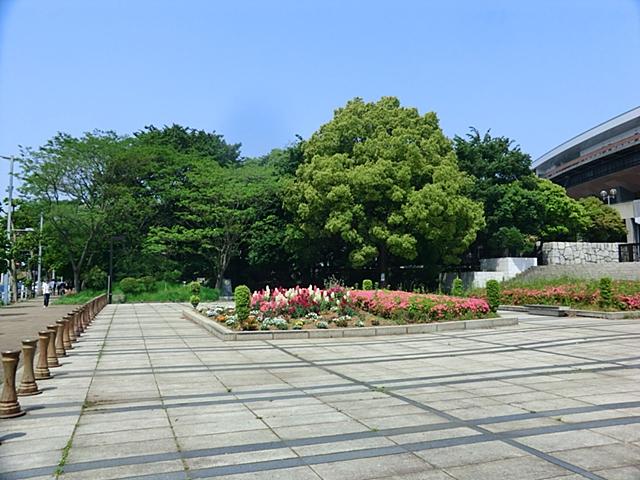 park. 1000m until the Meiji Park