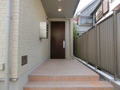 Entrance. With auto-lock entrance