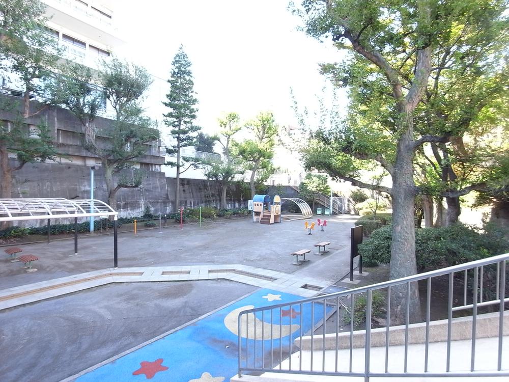 park. 30m until the young leaves park