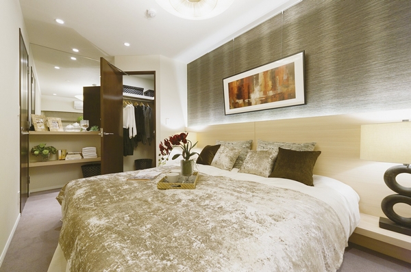 It is placed a large bed, The main bedroom, or the like can also ensure dresser and study space. It also secured a walk-in closet with a rich