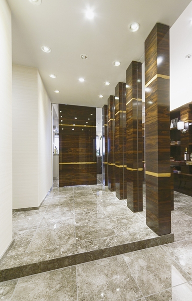 Luxurious breadth of the entrance hall & Carousel exudes a suitable impression on the face of the mansion. Beautiful combination of joinery will impress a sense of mansion that was taking advantage of the floor and the grain of natural stone finish. In the model room type, Change the Western-style entrance side to DEN. It is likely to be used as a casual Yingbin space (with photo 5 points HOUSE_110E type ・ Model room design plan ・ Some paid, Including options. There application deadline)