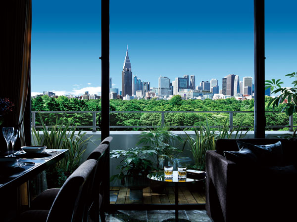 Living.  [Location of about 50m in a straight line distance to the Shinjuku Gyoen] About 50m in a straight line distance to the "Shinjuku Gyoen". Spectacular scenery urban and natural landscape are fused. Located in the center of Tokyo, which will change the appearance incessantly, Unchanged is nestled in the richness there is a day-to-day living. (LIVING DINING)