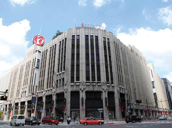 Surrounding environment.  [Isetan Shinjuku] Seasonal fashion and gourmet to Deaeru Isetan Shinjuku. There is also Isetan Men's, Masu fun Me a shopping aligned couple. (19-minute walk ・ About 1500m)