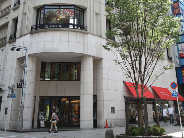 Surrounding environment.  [Barneys New York Shinjuku] All 11 floor select shop of which opened in 1990. From the world of leading brands to tip Fashion, It aligns the items that discerning buyers Judiciously. (Walk 23 minutes ・ About 1780m)