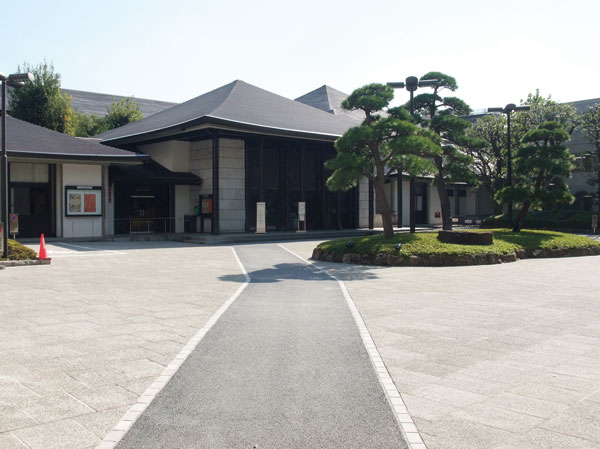 Surrounding environment.  [National Noh Theater] National provided for the purpose of achieving the Noh of preservation and dissemination Noh Theater. Noh ・ In addition to that it can be familiar feel free to Kyogen, Exhibition room and library, Also it provides restaurants. (Walk 13 minutes ・ About 970m)