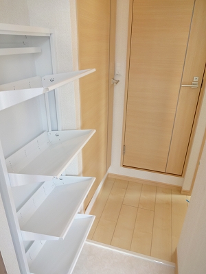 Entrance. Auto with lock