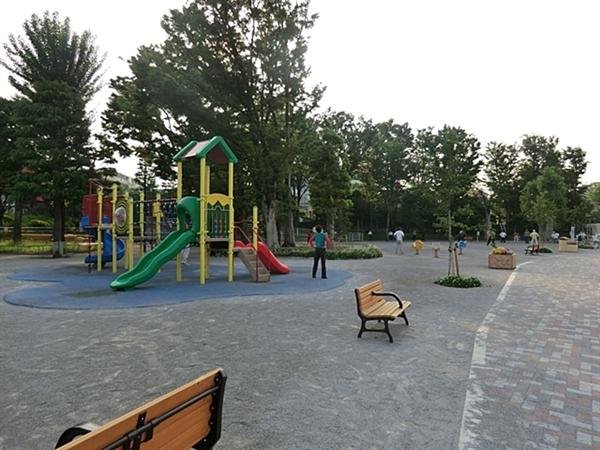 park. 550m until Nishiochiai park