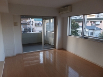 Living and room. 12.5 Pledge spacious living room