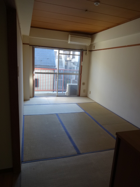 Living and room. Change to the Western-style.