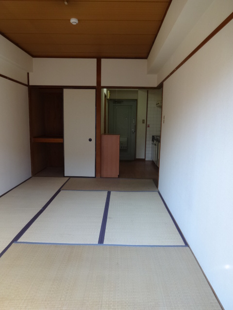 Living and room. Change to the Western-style.