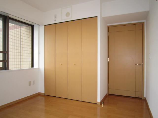 Other room space. The Western-style storage lot