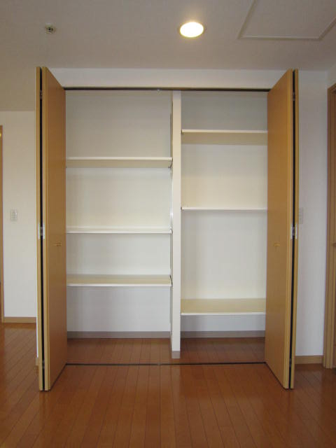 Receipt. Large storage in the living