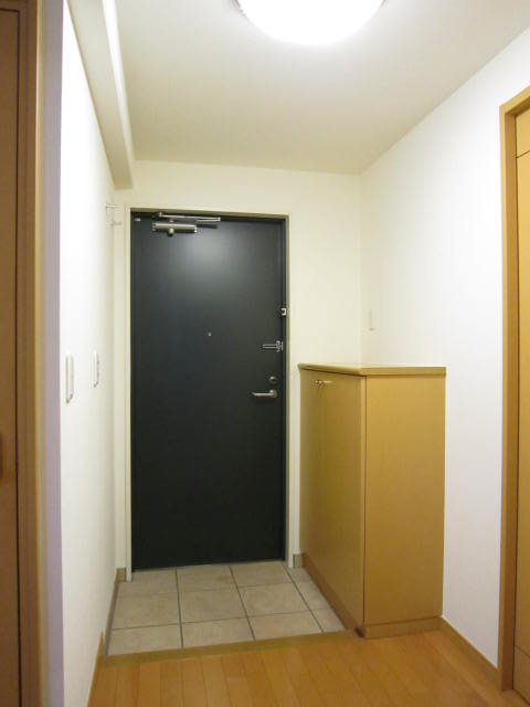 Entrance. Is convenient 2WAY of the door to the kitchen