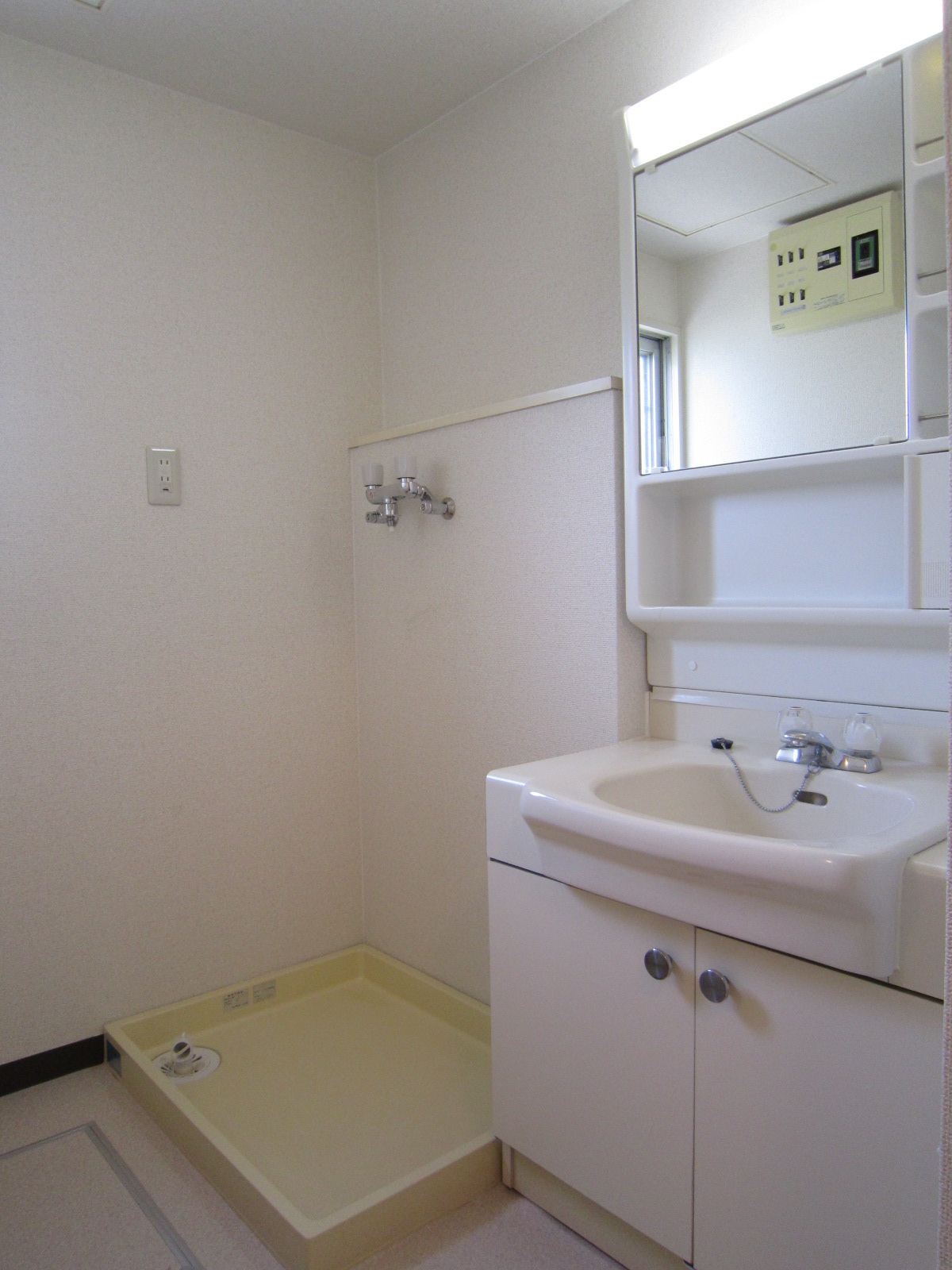 Washroom. Washroom was organized in a compact