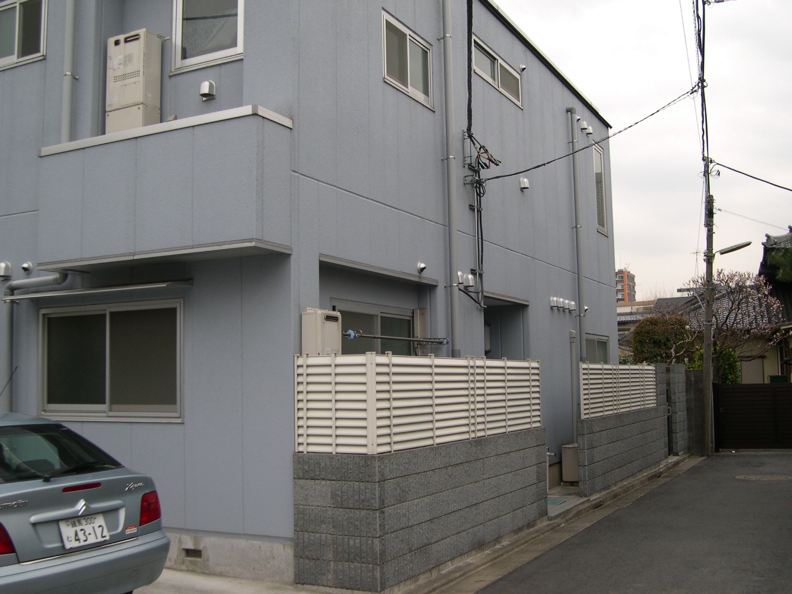 Building appearance. A quiet residential area college student tenants hope