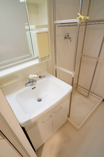 Washroom. Independent wash basin ・ Indoor Laundry Storage