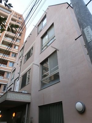 Building appearance. Low-rise apartment in a quiet residential area