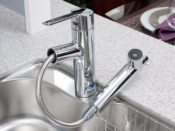 Kitchen.  [Single lever shower faucet] The amount of water in the lever operation one, Installing the temperature adjustable single-lever faucet. Since the pull out the shower head, It is also useful, such as sink cleaning. Also, It has a built-in water purification cartridge.  ※ Cartridge replacement costs will separately be borne by the customer.