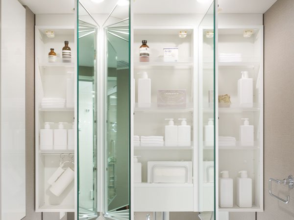 Bathing-wash room.  [Three-sided mirror with vanity (with hand lighting)] It has adopted a three-sided vanity with a mirror with the combined three-sided mirror under mirror for children's eyes. Ensure the storage rack on the back side of the three-sided mirror. You can organize clutter, such as skin care and hair care products. Also storage rack is clean and maintain because it is clean and remove.