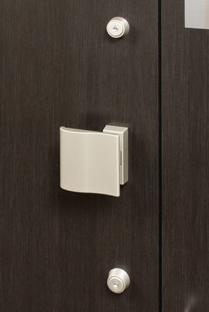 Security.  [Double Rock] Order to enhance crime prevention, Entrance door has a double lock specification that can be locked in the up and down two places. Because it takes also time trying to unlock illegally, It has been with the attempted rate of crime increases.  ※ All equipment image is the same specification