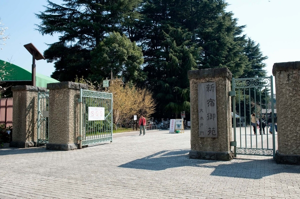 Shinjuku Gyoen (about 440m ・ 6-minute walk)