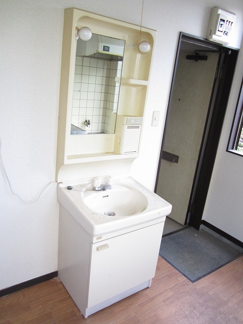 Washroom. Independent wash basin