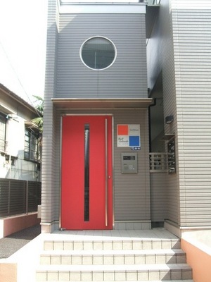 Entrance. Peace of mind in the auto-lock! safety!