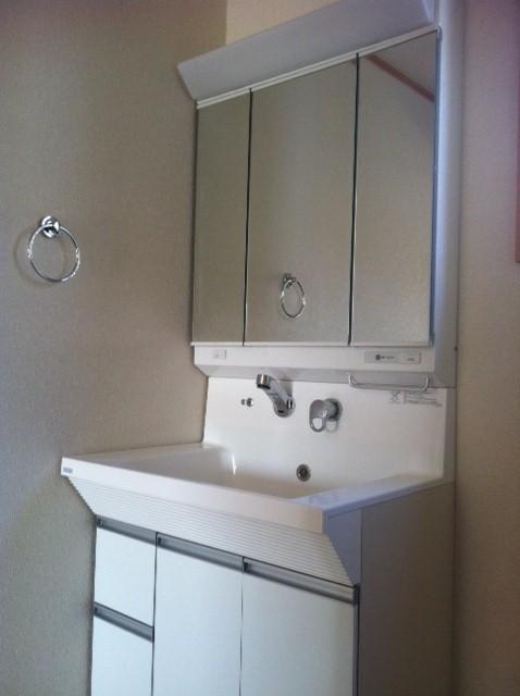 Wash basin, toilet. Same specifications Photos