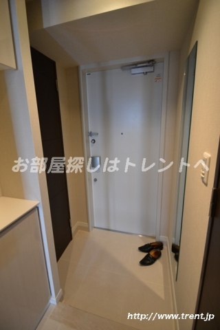 Entrance. It is a photograph of the room in the same building of 1K (another type). Goranku as reference