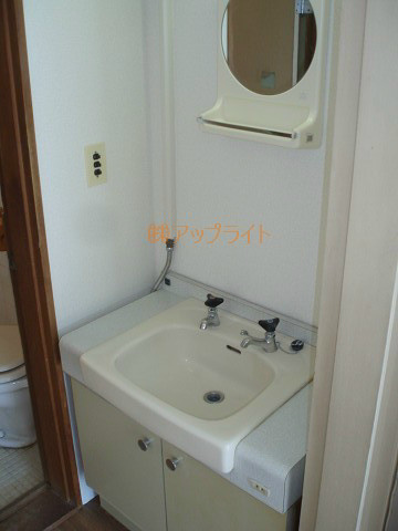 Washroom. Independent wash basin