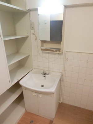 Washroom.  ☆ Independent wash basin ☆ It is convenient because there is a storage rack next to