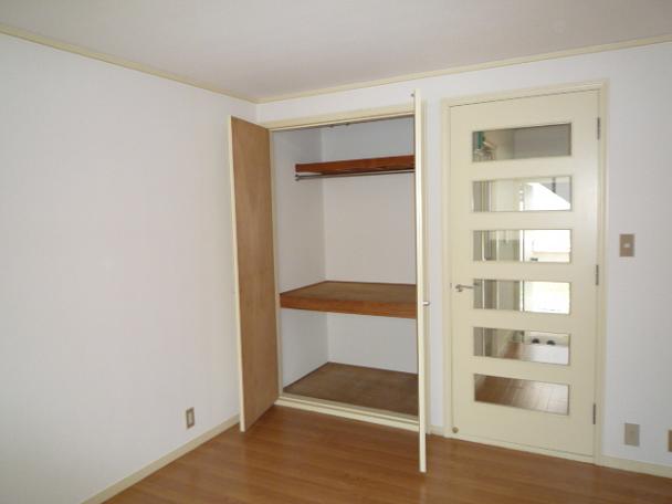 Receipt. There is spacious storage between one!