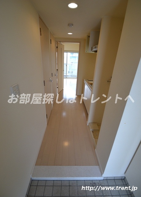 Entrance. It is 1K photo of the same building in Room difference. Please see for reference. 