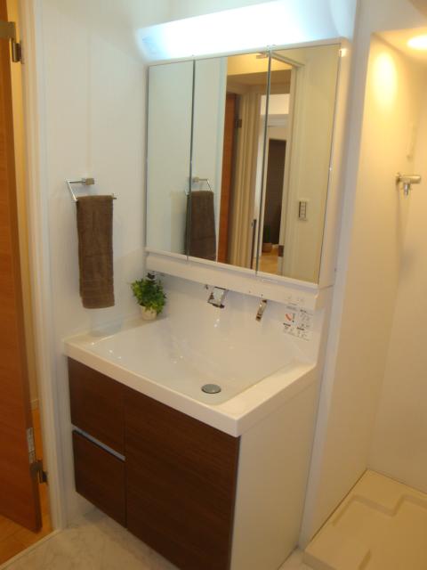 Wash basin, toilet. Indoor (11 May 2013) Shooting