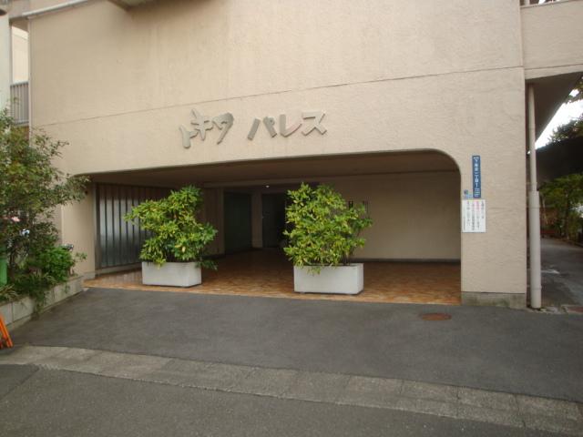 Entrance. Local (11 May 2013) Shooting