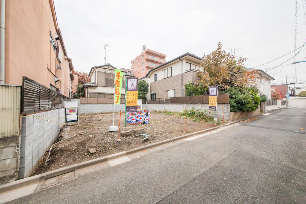 Local photos, including front road. Local (11 May 2013) Shooting