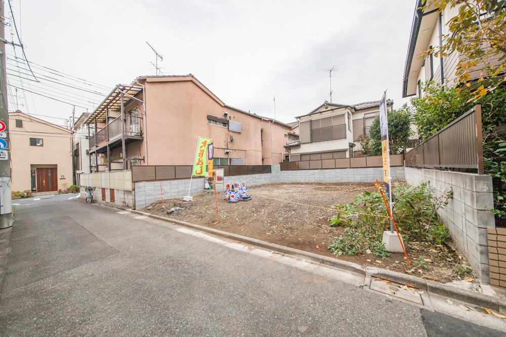 Local photos, including front road. Local (11 May 2013) Shooting