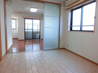 Living and room. Bright dining plugging sunlight