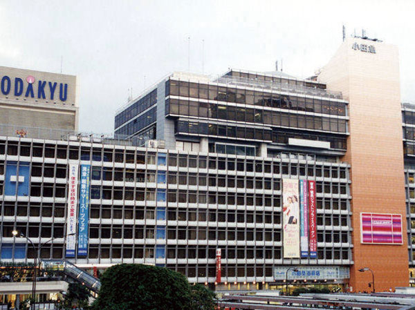Shopping centre. Odakyu Department Store Shinjuku until the (shopping center) 680m