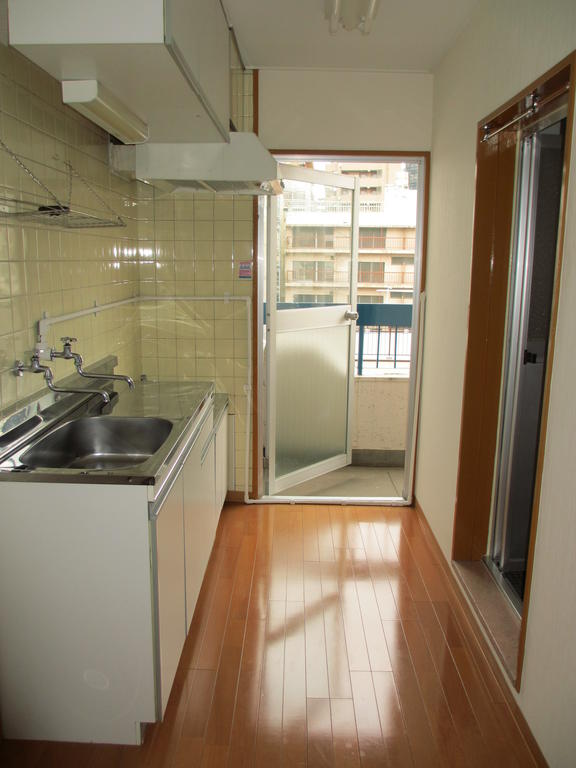 Kitchen. Bathroom to the kitchen front, Washing machine storage opened the back of the door